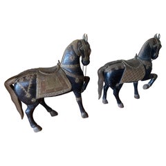 Coppia di sculture di cavallo dipinte in legno intagliato indiano della fine del XIX secolo