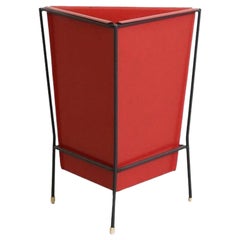 Cestino a triangolo in metallo smaltato rosso Pilastro del 1950 con cornice nera