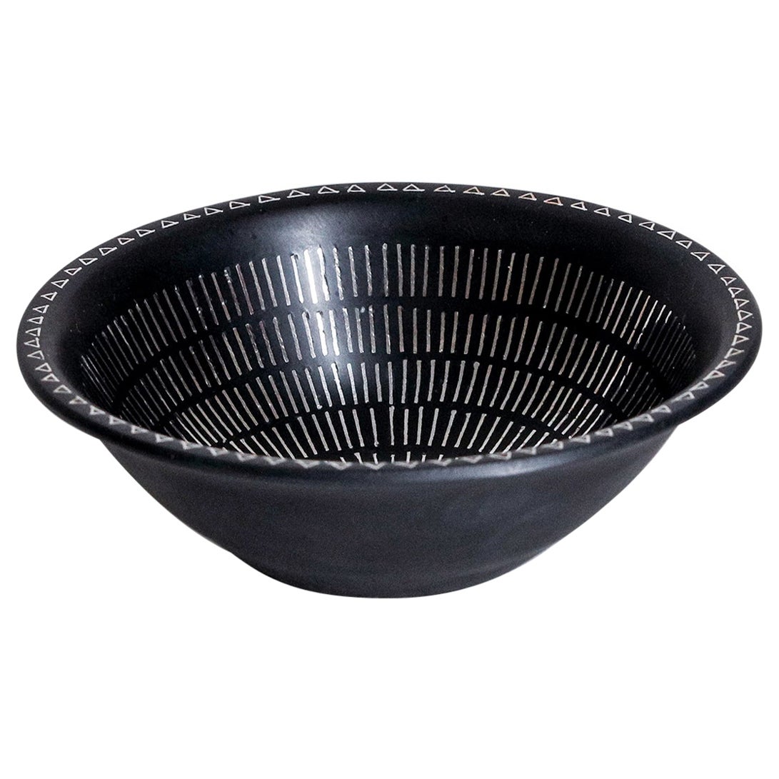 Bidri Traditional Indian Hand-made Izmir Cast Bowl, Large For Sale