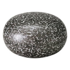 Urushi-Lack-Eierschalen-Kugelschachtel, klein von Alexander Lamont