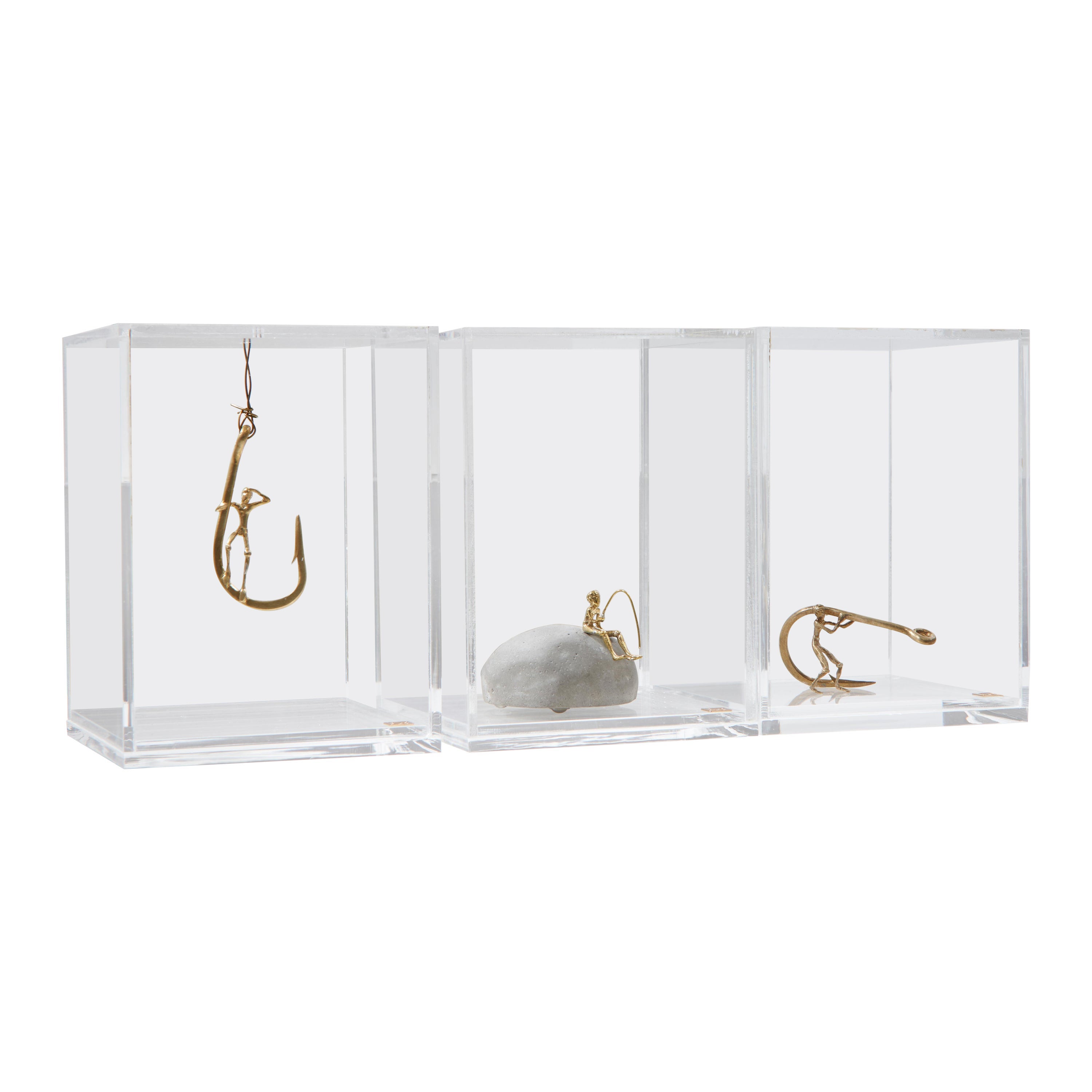 Serie Pescador, scultura di pescatore in cemento e ottone, scatola acrilica