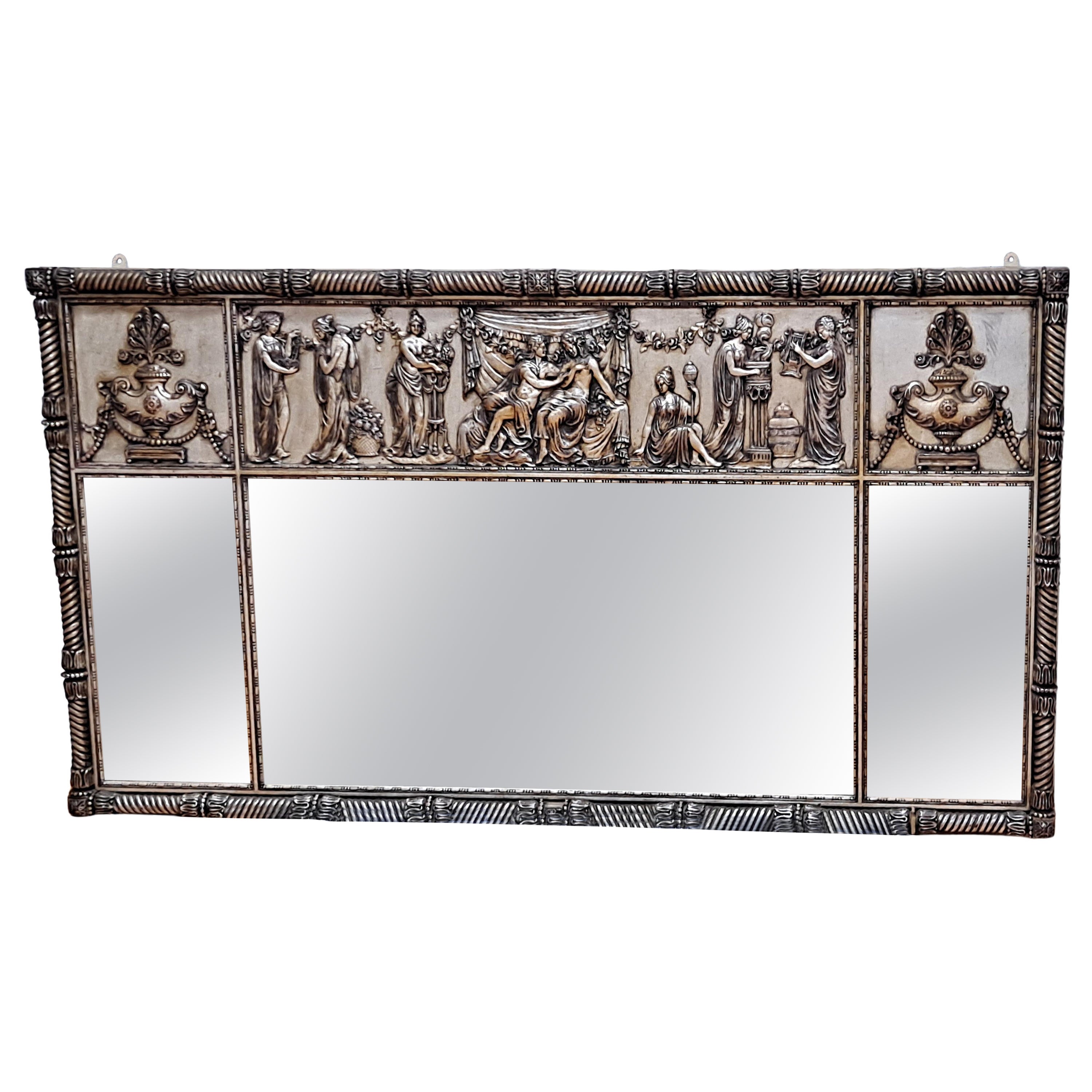 Grand miroir classique en bois sculpté et argenté avec décoration de style romain