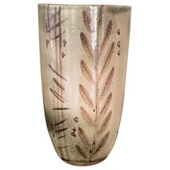 Vase de poterie artisanale signé Studio Ceramic, décoré de fleurs Nancy Wickham
