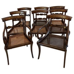 Superbe ensemble de 8 chaises de salle à manger de style Régence ancienne en bois de rose incrusté de laiton 