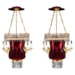 Pareja de candelabros neoclásicos de cristal de arándano y bronce dorado