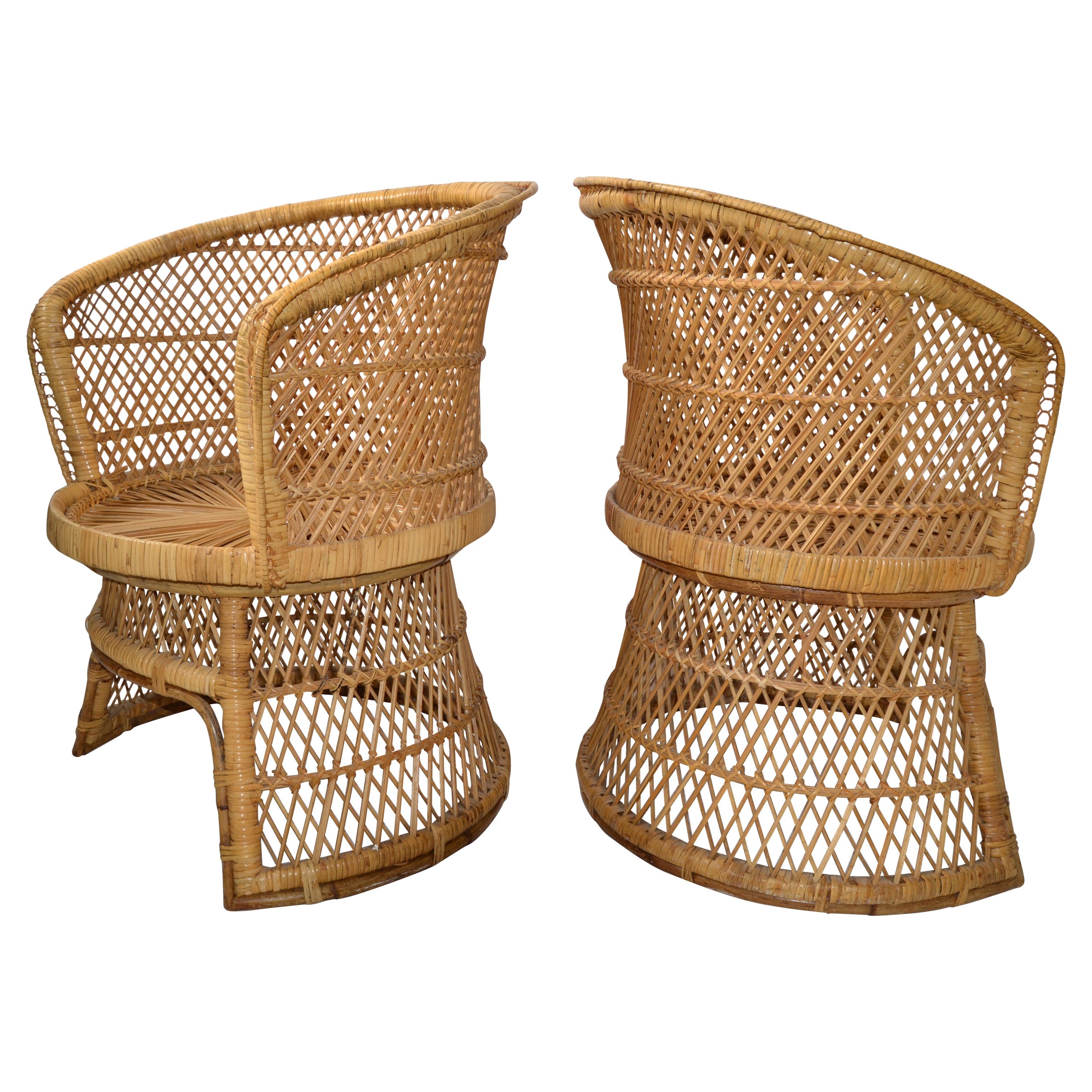 Ensemble de 2 fauteuils vintage en rotin et bambou de style chinoiserie tissés et fabriqués à la main en vente