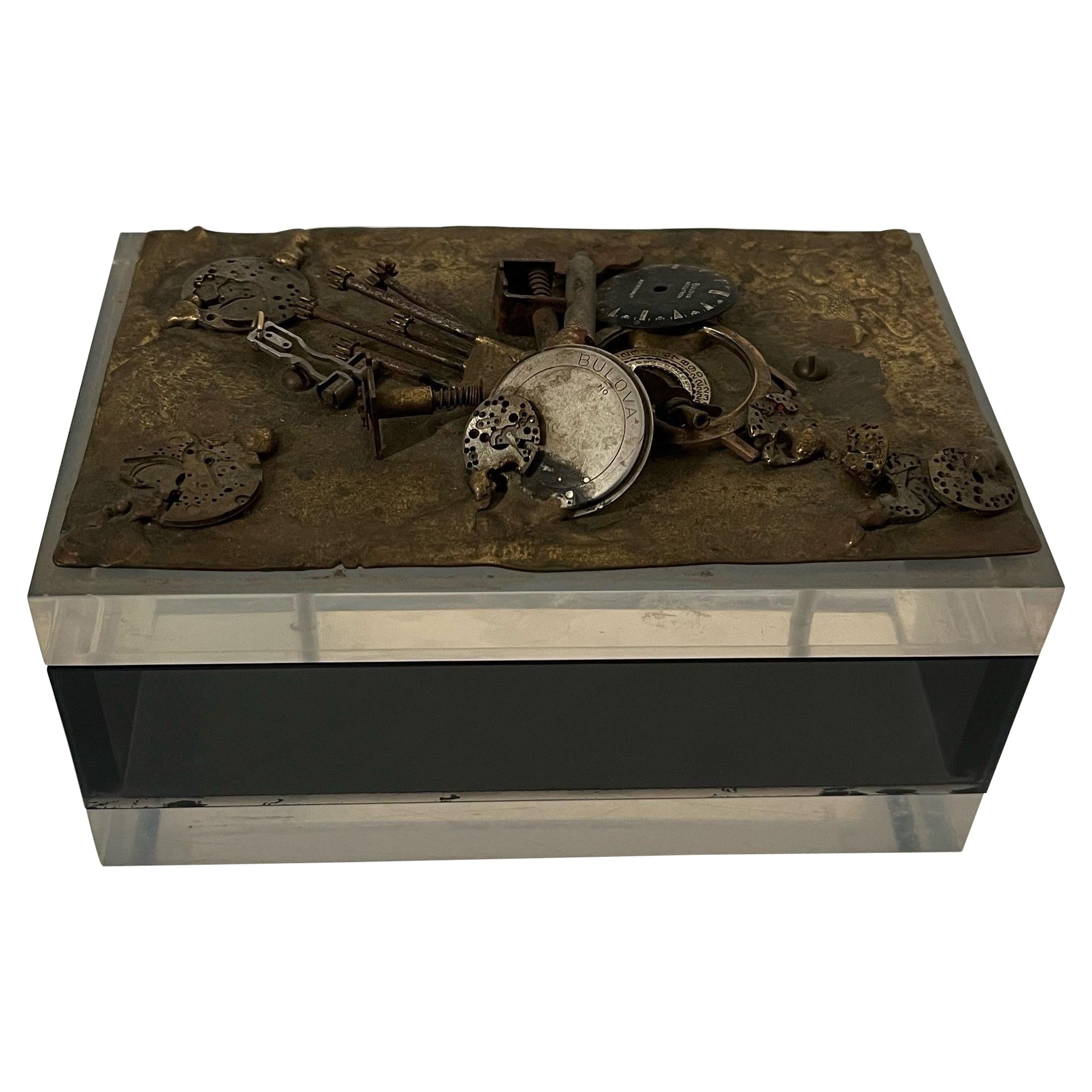 Boîte en Lucite du milieu du siècle avec détails en laiton et montre Bulova signée, c1972  en vente
