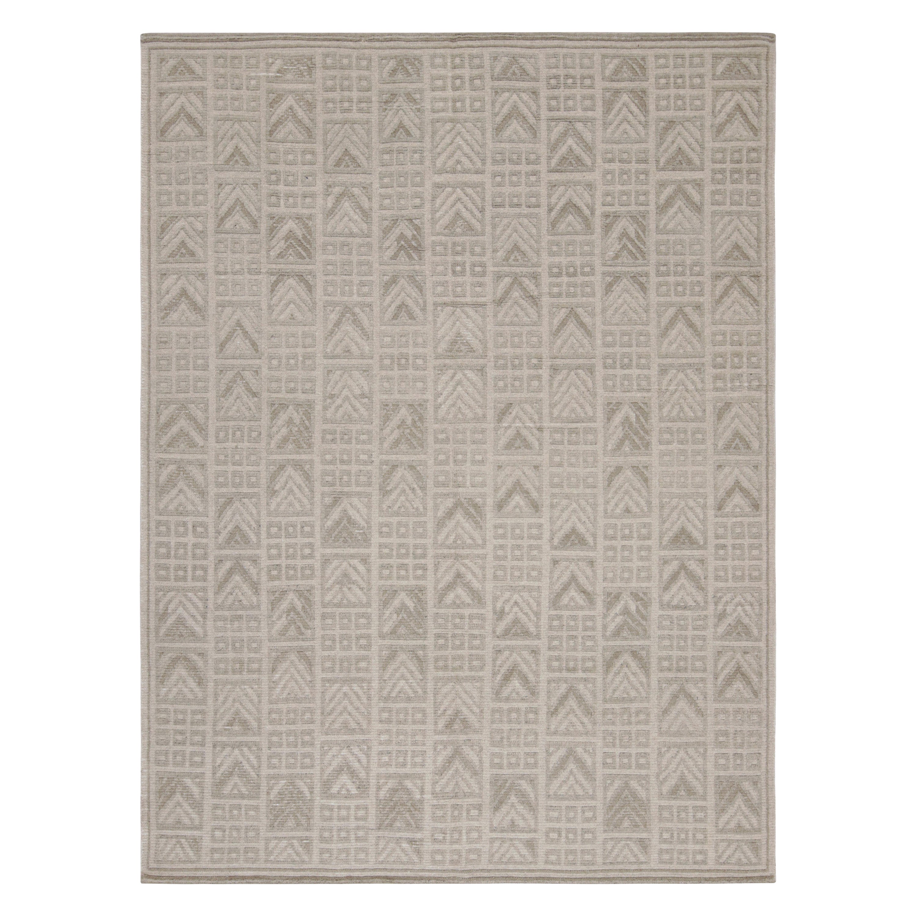Rug & Kilim's Teppich im skandinavischen Stil mit beigefarbenen und grauen geometrischen Mustern im Angebot