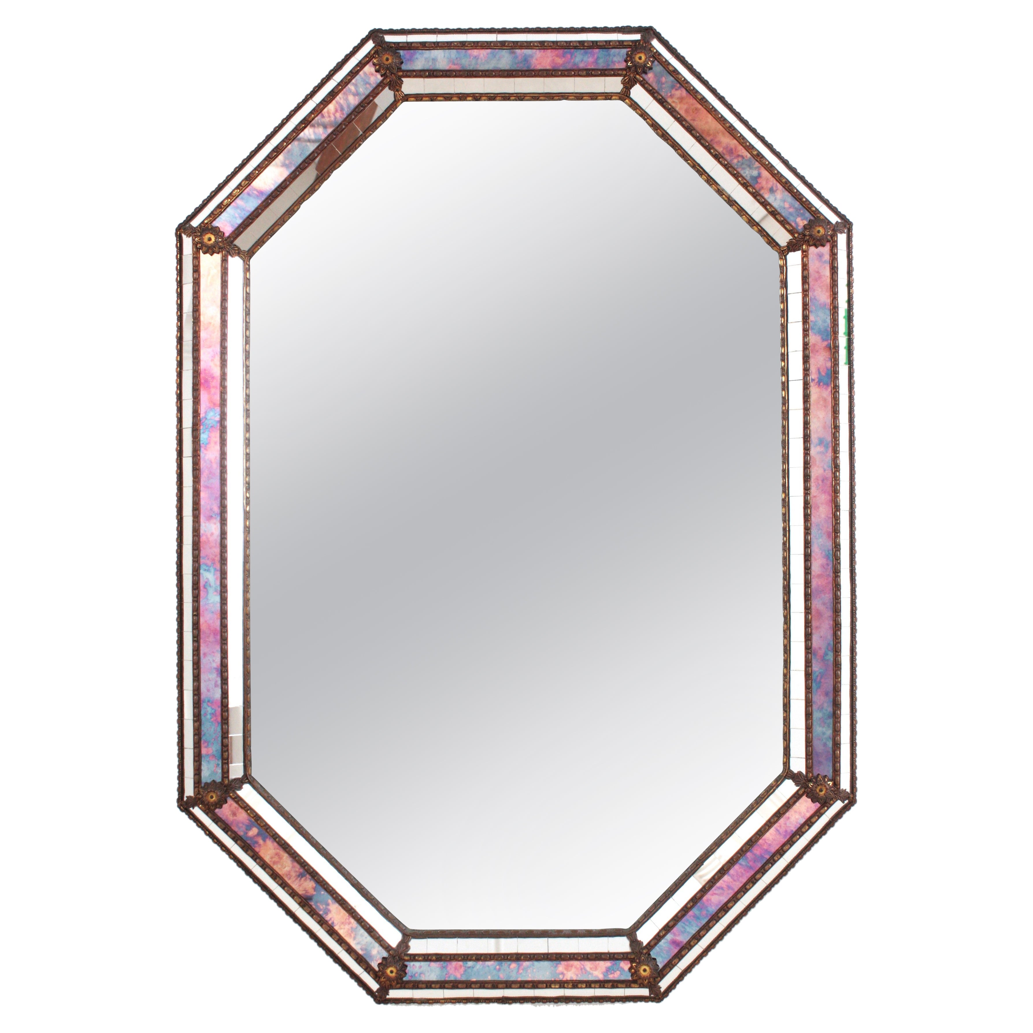 Specchio moderno veneziano ottagonale con vetro rosa-viola e dettagli in ottone