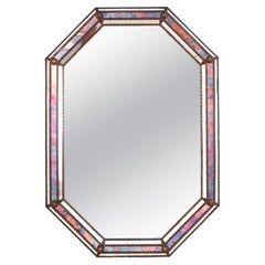 Specchio moderno veneziano ottagonale con vetro rosa-viola e dettagli in ottone