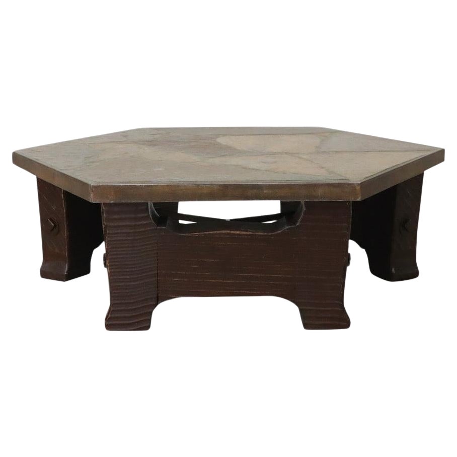Sechseckiger Couchtisch im Paul Kingma-Stil mit Holzsockel und Steinmosaikplatte