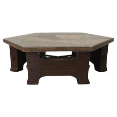 Table basse hexagonale style Paul Kingma avec base en bois et plateau en mosaïque de pierre