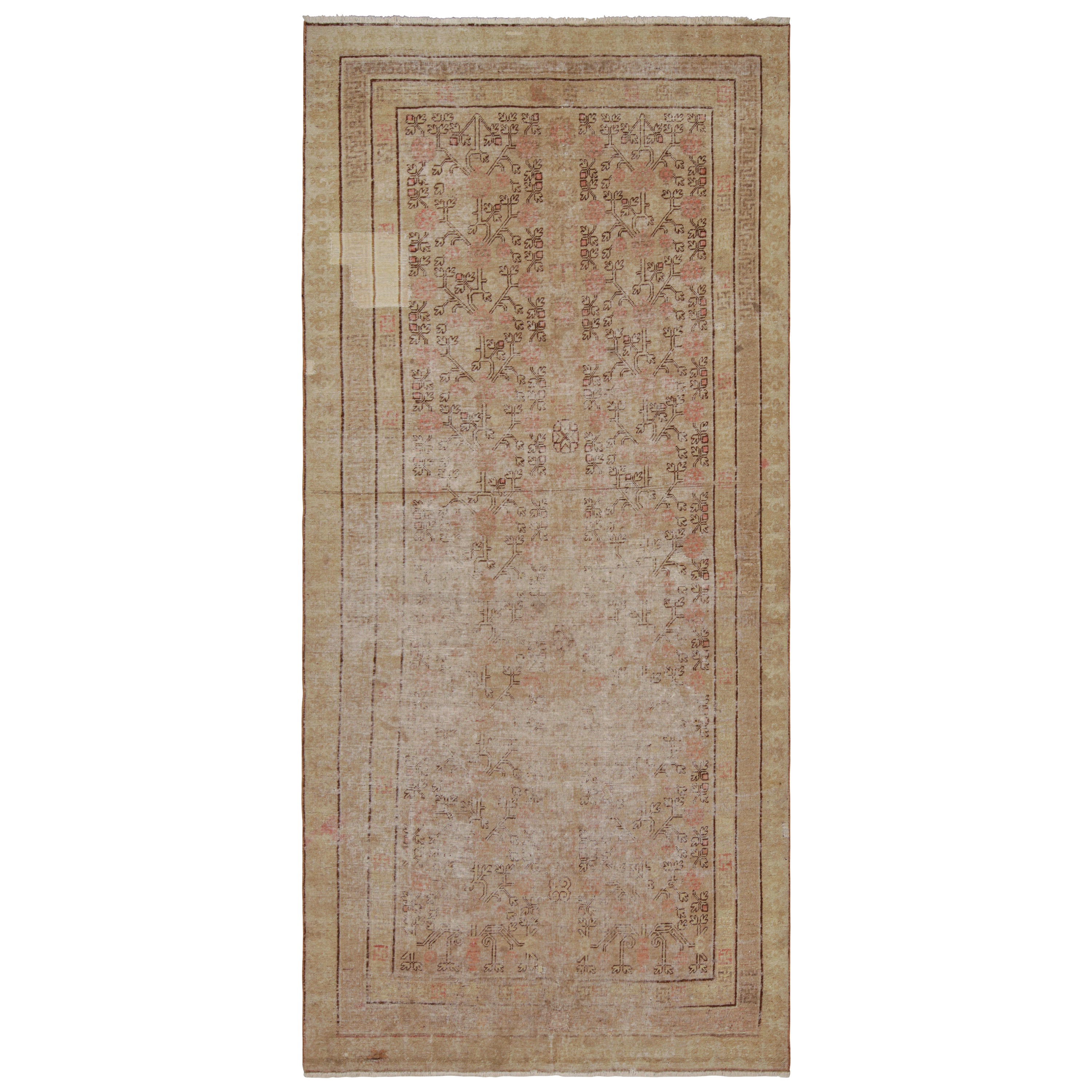 Antiker Khotan-Teppich mit beige-braunen und roten Mustern von Rug & Kilim im Angebot