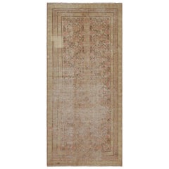 Antiker Khotan-Teppich mit beige-braunen und roten Mustern von Rug & Kilim