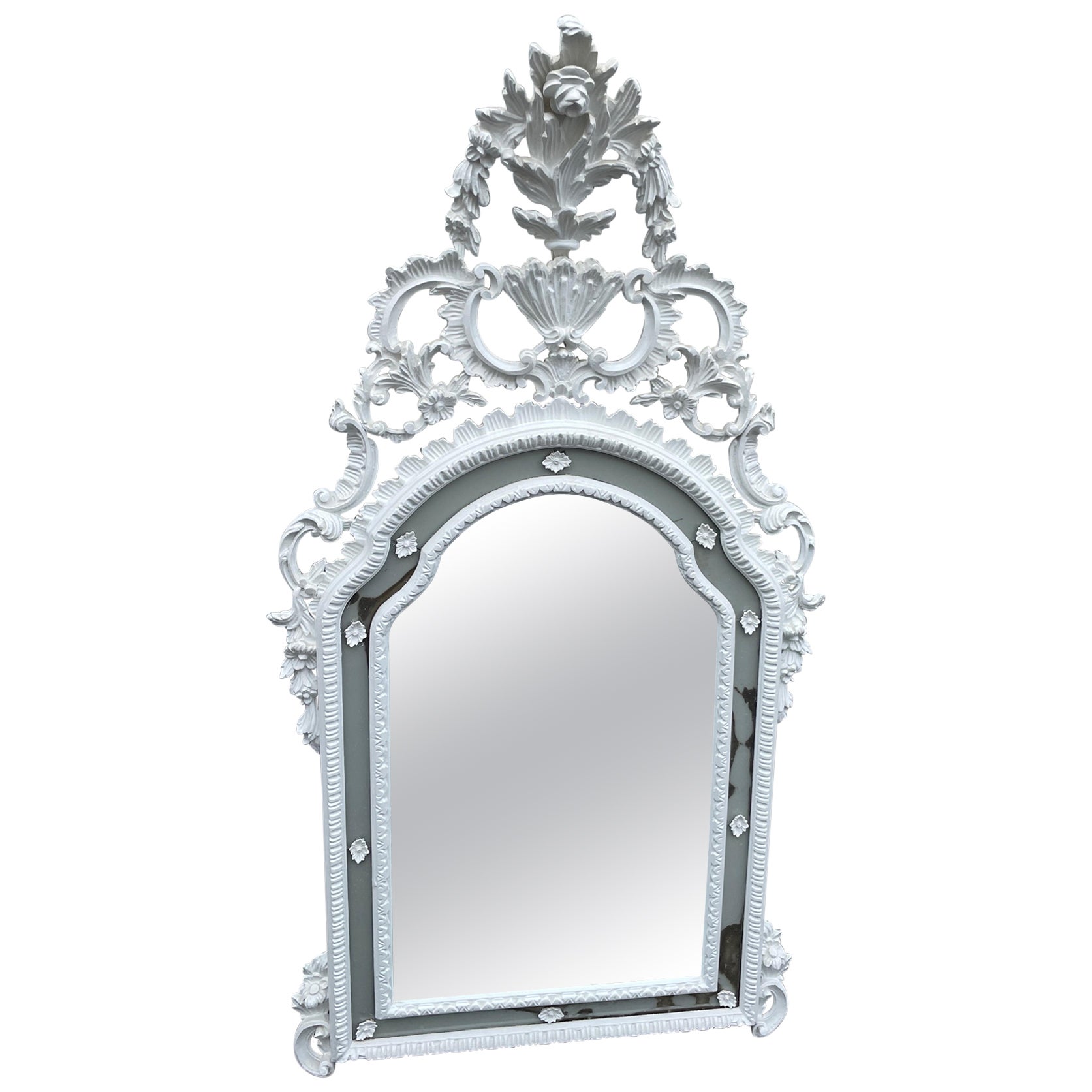 Grand miroir rocococo italien sculpté et peint en vente