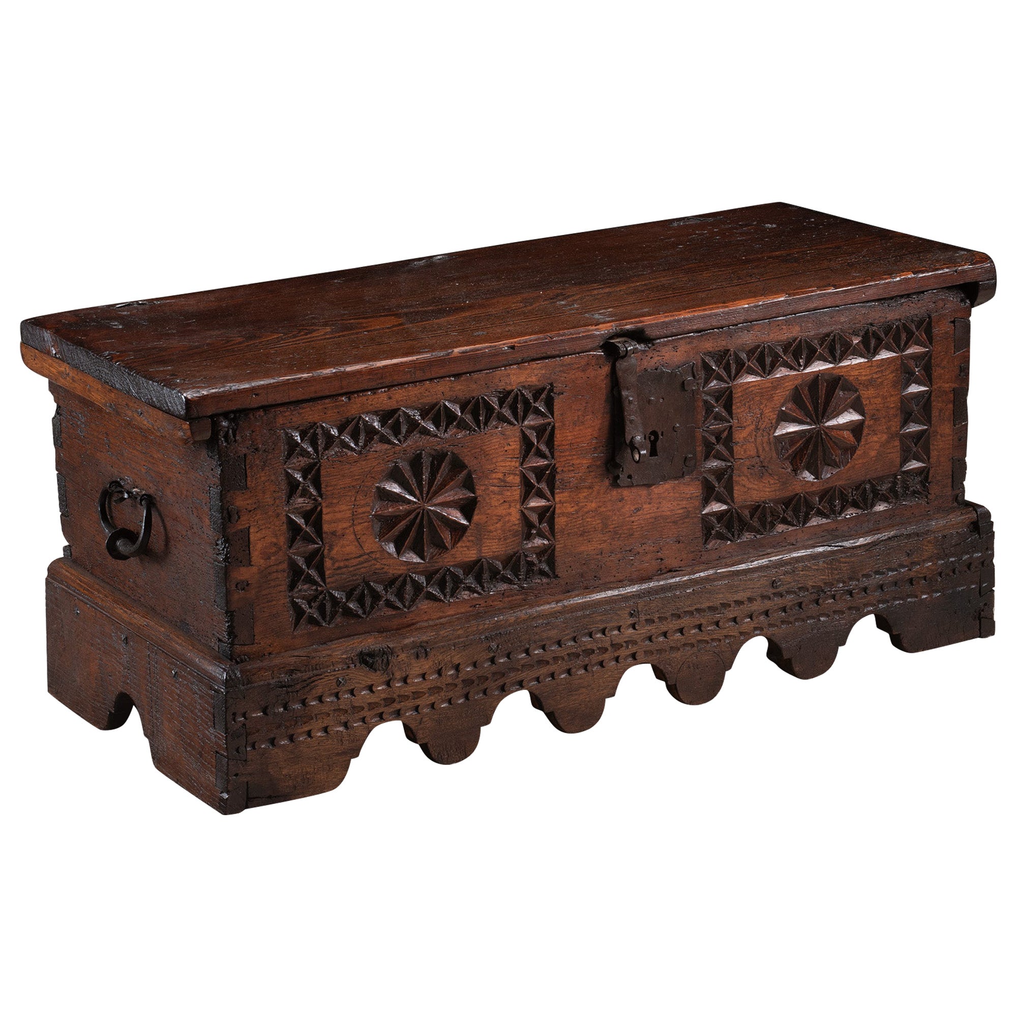 Chest Coffer Spanisch Chip geschnitzt Folk 18. Jahrhundert Kiefer Ironwork Small 3ft lang im Angebot