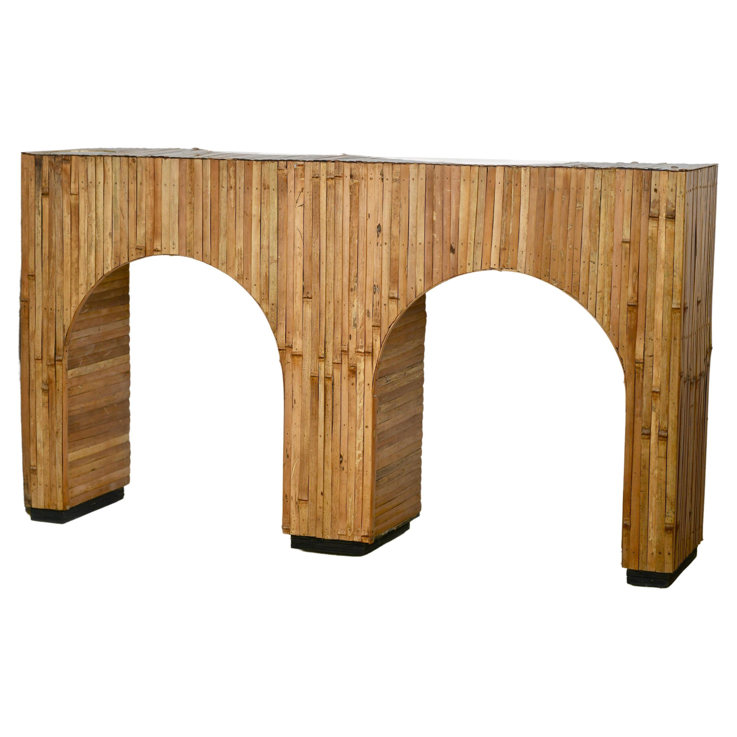 Table console en bambou fendue de style moderne du milieu du siècle dernier 