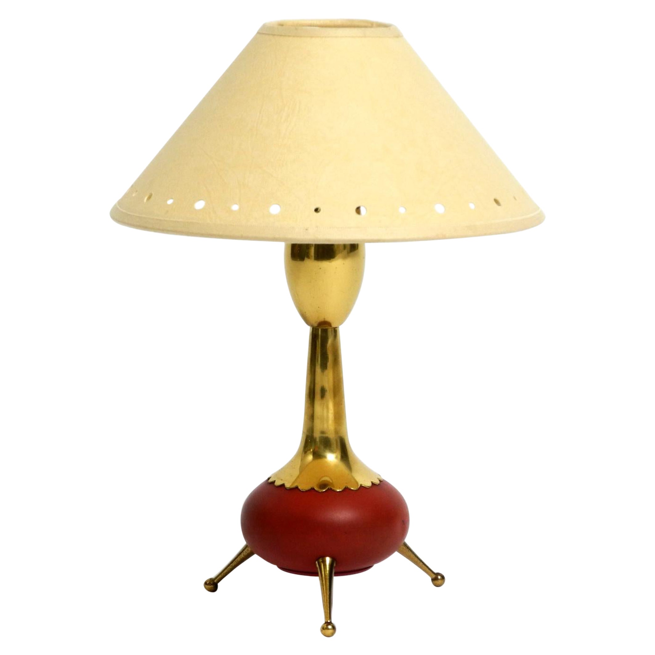 Magnifique lampe de table tripode en laiton d'origine, très rare, datant du milieu du siècle dernier.