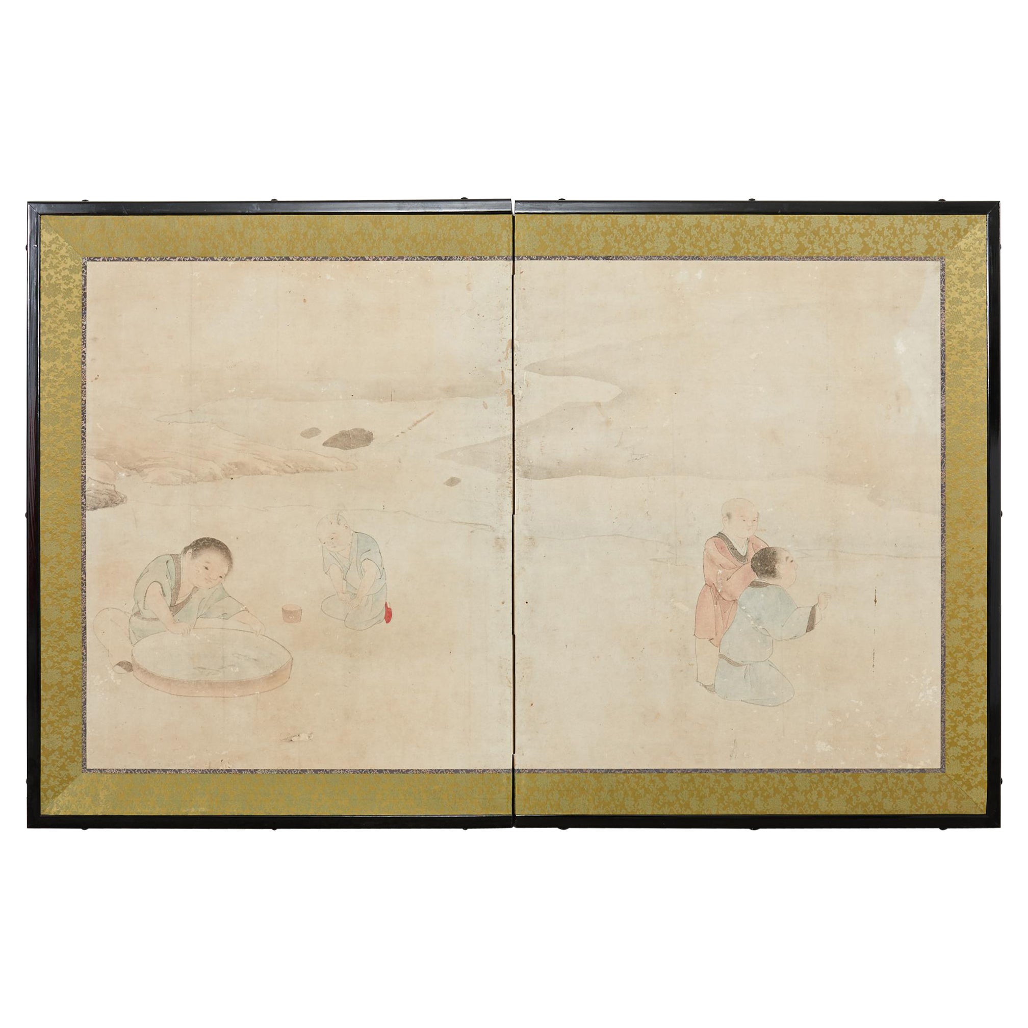 Japanischer Edo-Raumteiler mit zwei Tafeln und Kindern, die mit Fischen spielen