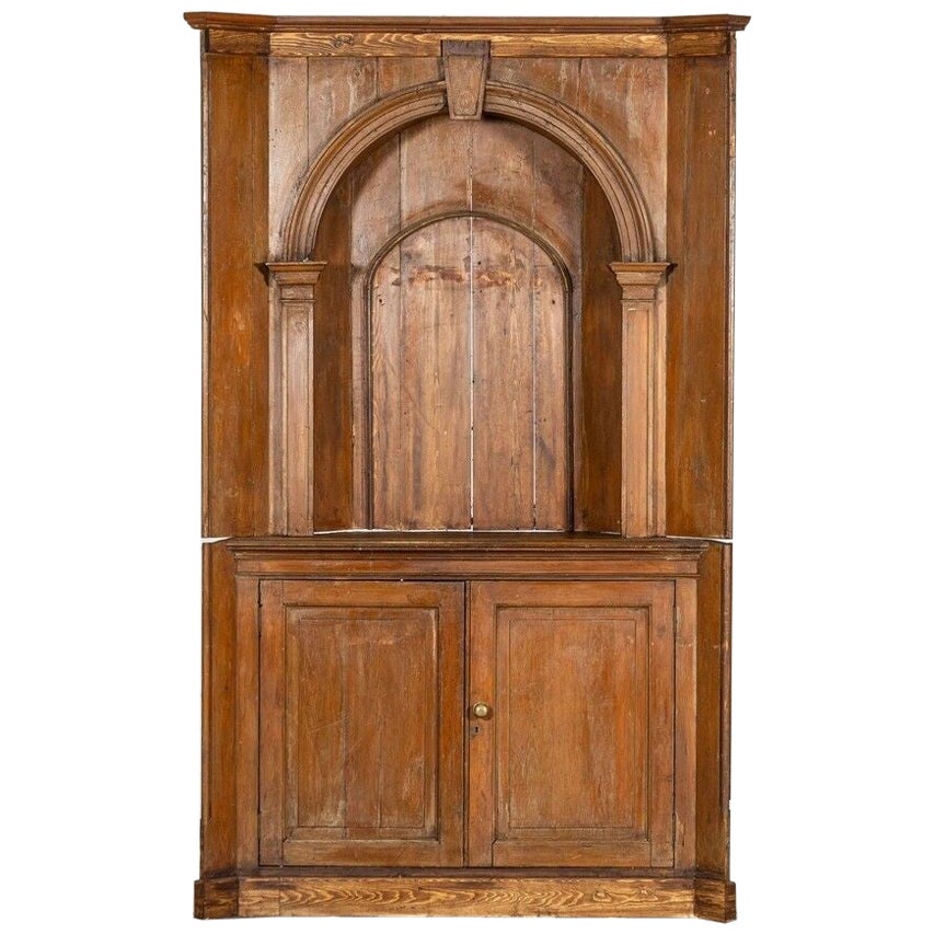 Grande armoire d'angle en pin anglais du XIXe siècle en vente