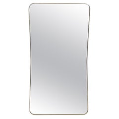 Miroir rectangulaire fuselé en laiton de style moderne du milieu du siècle 
