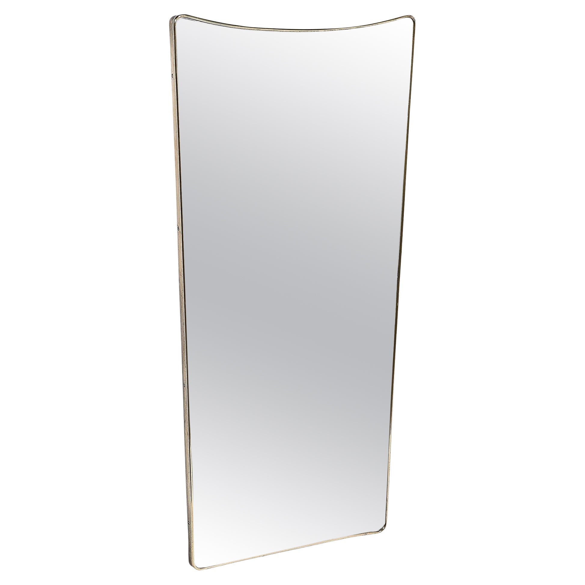 Miroir moderniste du milieu du siècle dernier enveloppé de laiton effilé avec détails supérieurs concaves