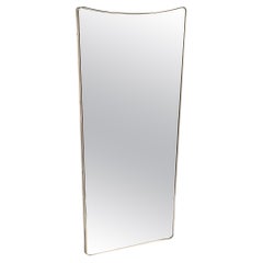 Miroir moderniste du milieu du siècle dernier enveloppé de laiton effilé avec détails supérieurs concaves