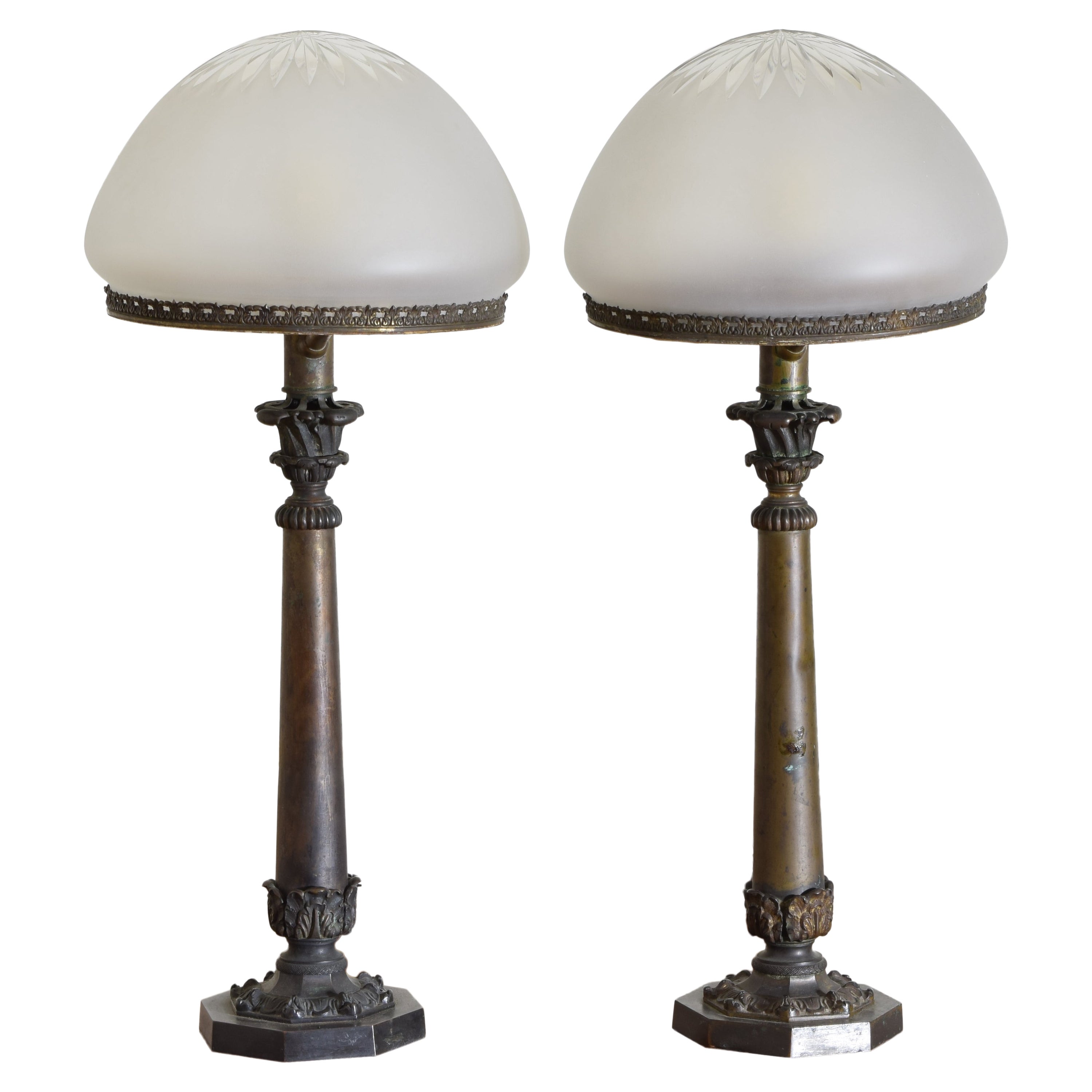 Paar italienische Empire-Revival-Öllampen aus Messing und geätztem Glas, elektrifiziert, 1870er Jahre im Angebot