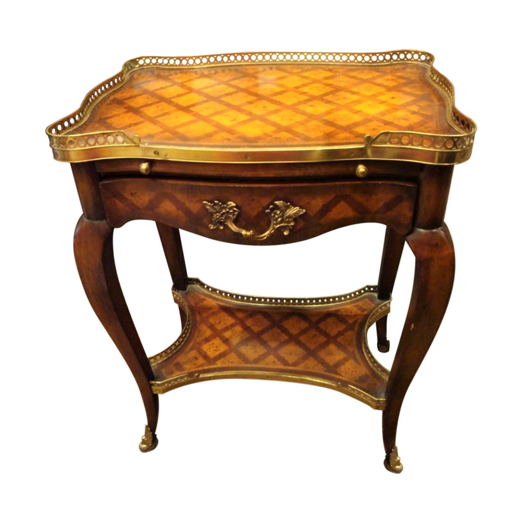 Importante mesa auxiliar francesa de bronce dorado y caoba con incrustaciones estilo Luis XVI