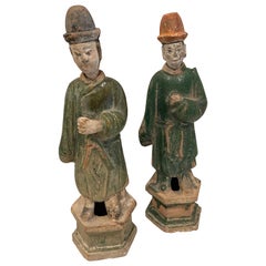 Vermutlich handelt es sich um Grabfiguren aus der Ming Dynasty, die der Würde des Menschen entsprechen. 