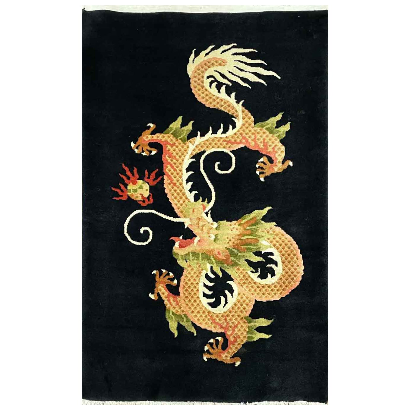 Tapis oriental tibétain ancien avec dragon tibétain,  EN L'ÉTAT en vente