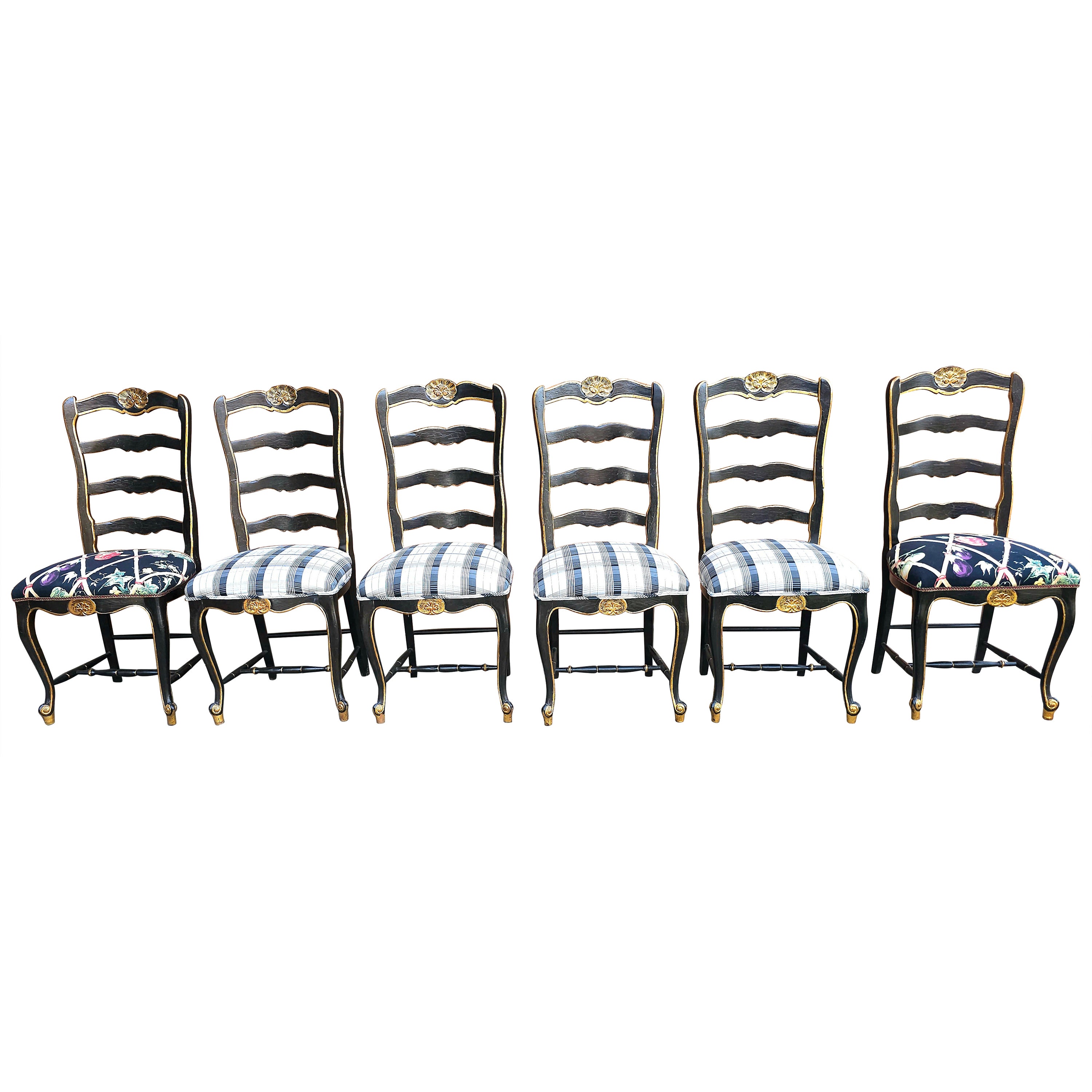 Ensemble de six chaises d'appoint à dossier en échelle, partiellement dorées et ébonisées, de style provincial français
