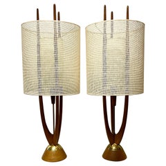 Raras lámparas de mesa de madera y latón John Keal c1960s