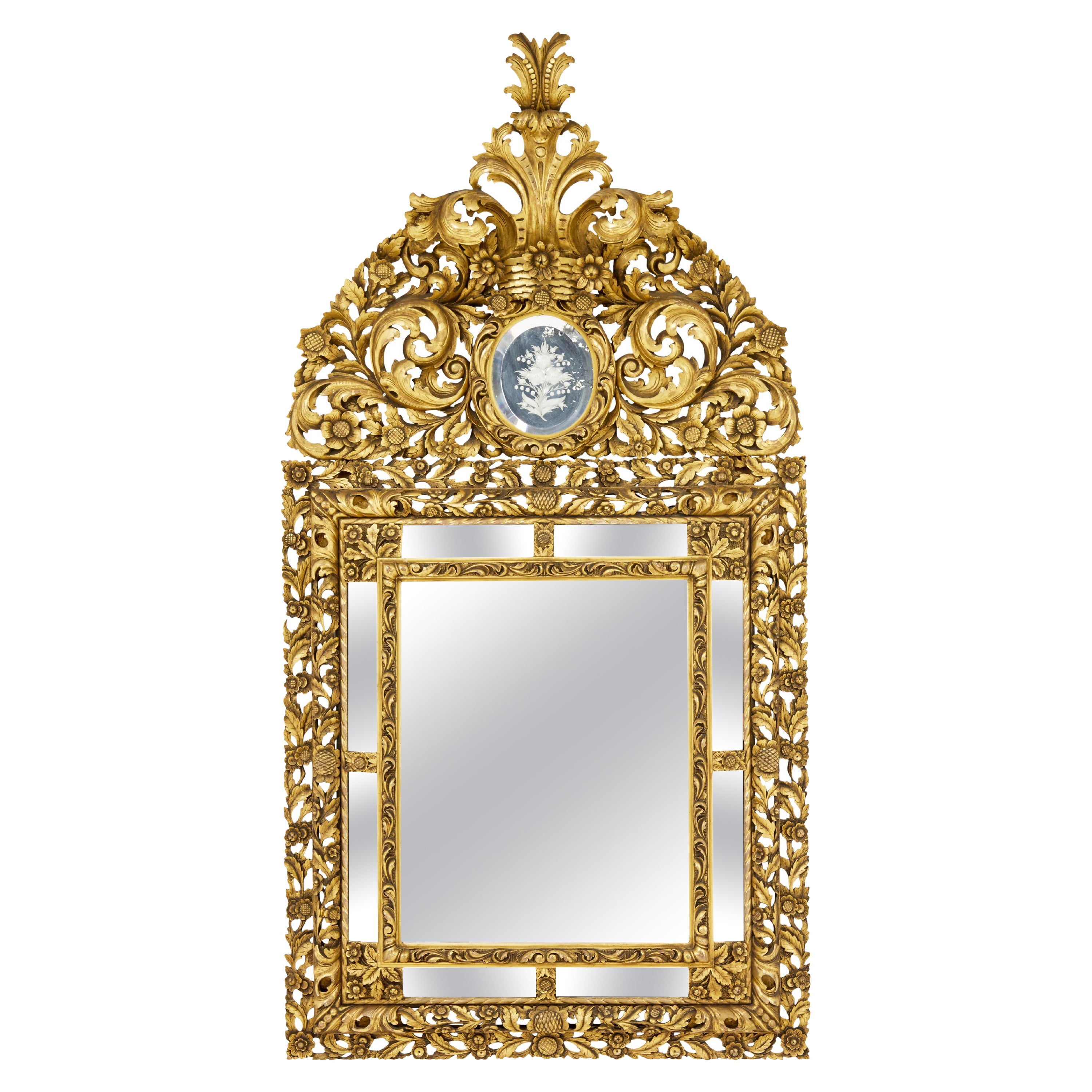 Miroir à coussin en bois sculpté d'influence baroque du début du 20e siècle. en vente