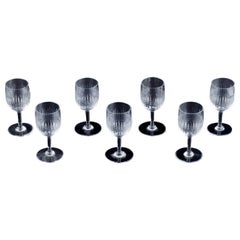 Baccarat, Francia. Juego de siete copas de vino tinto "Nancy" de cristal transparente