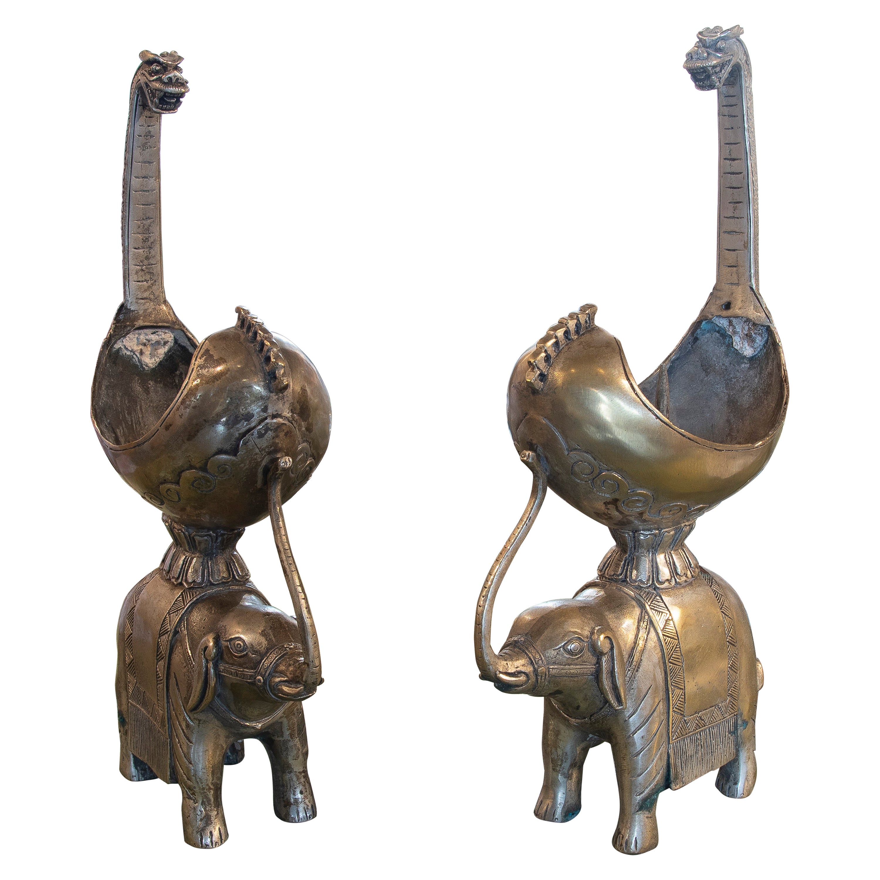 Paire de chandeliers indiens éléphants en bronze plaqué argent en vente