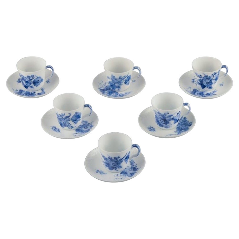 Blaue gebogene Royal Copenhagen-Blume. Set aus sechs Kaffeebechern mit Untertassen. 