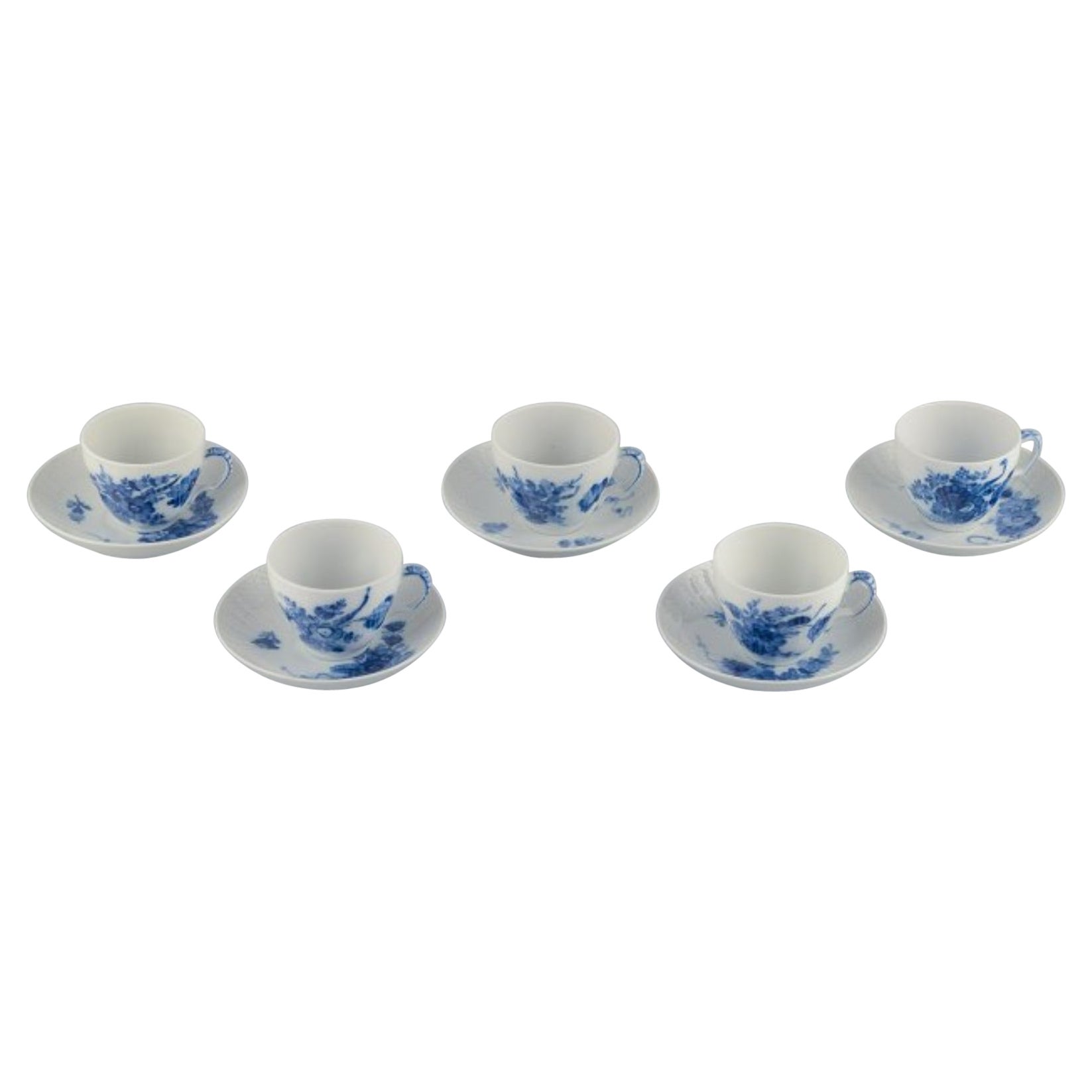 Royal Copenhagen Blue Flower Curved. Ensemble de cinq tasses à café avec soucoupes. 