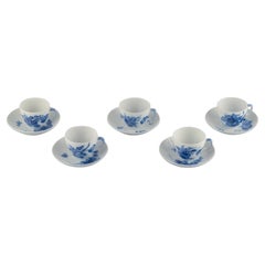 Blaue gebogene Royal Copenhagen-Blume. Set aus fünf Kaffeetassen mit Untertassen. 