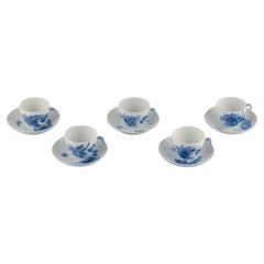 Blaue gebogene Royal Copenhagen-Blume. Set aus fünf Kaffeetassen mit Untertassen.