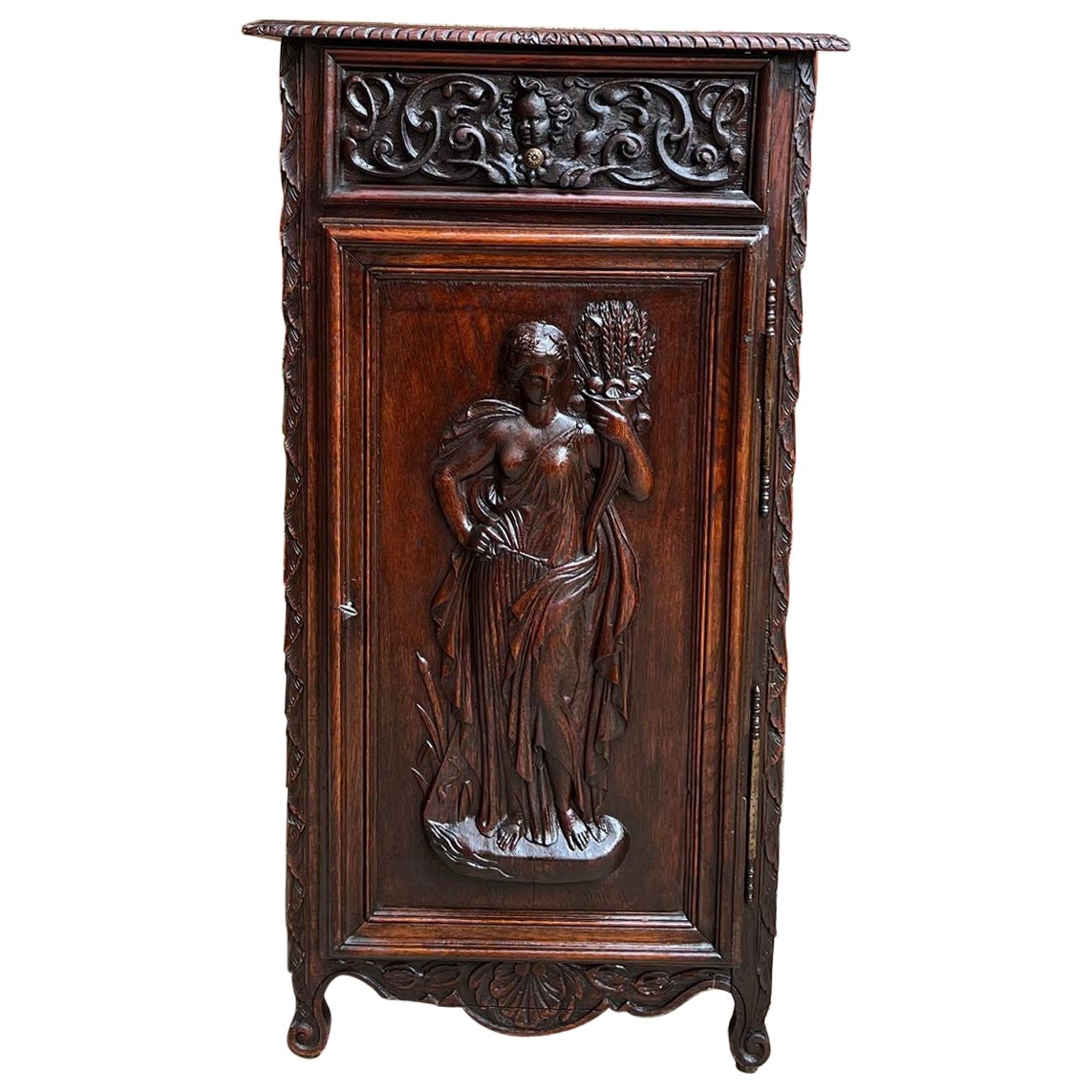 Antique cabinet français sculpté en chêne, déesse grecque de la moisson d'une corne d'abondance en vente