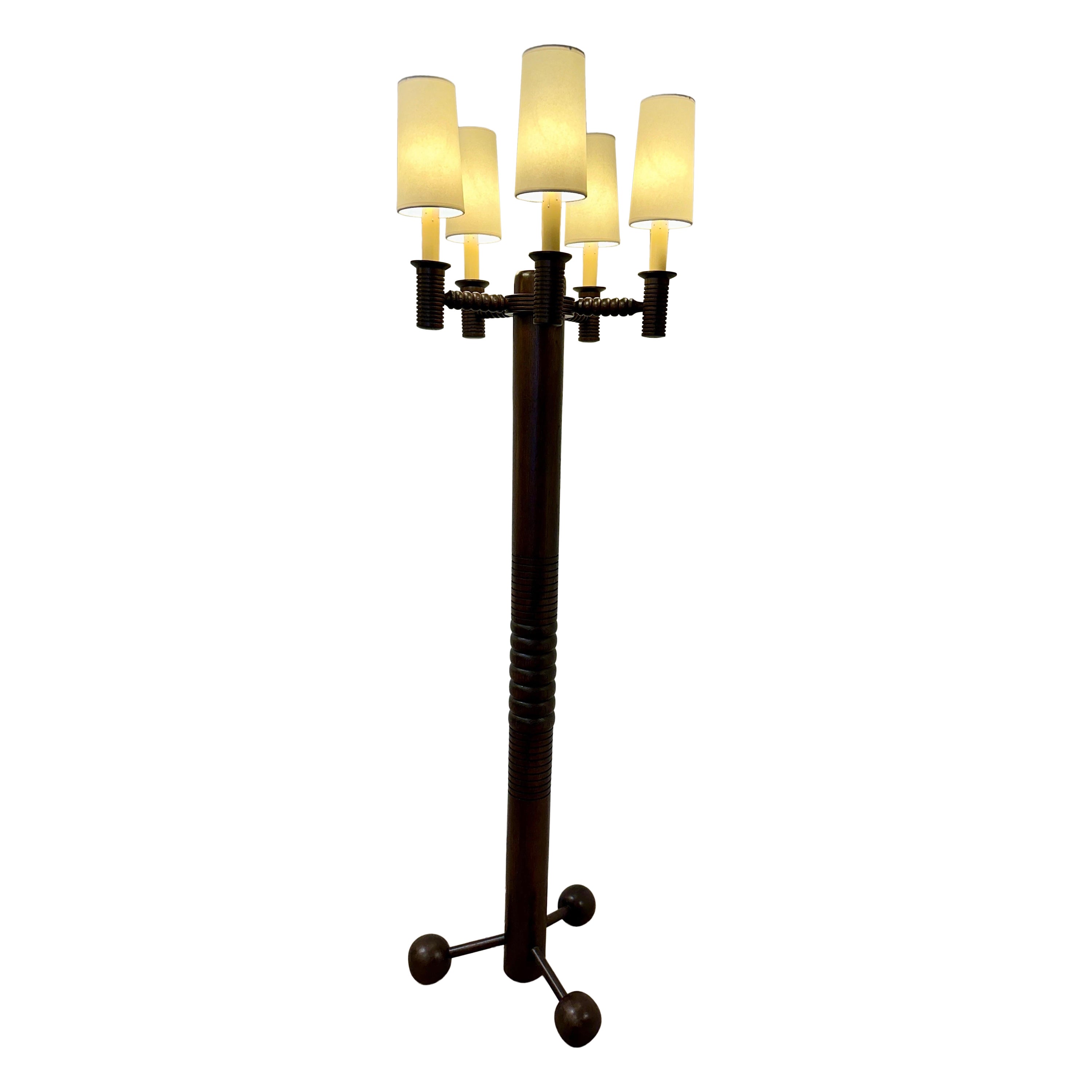 Lampadaire de style candélabre à 5 bras en chêne tourné français - deux disponibles en vente