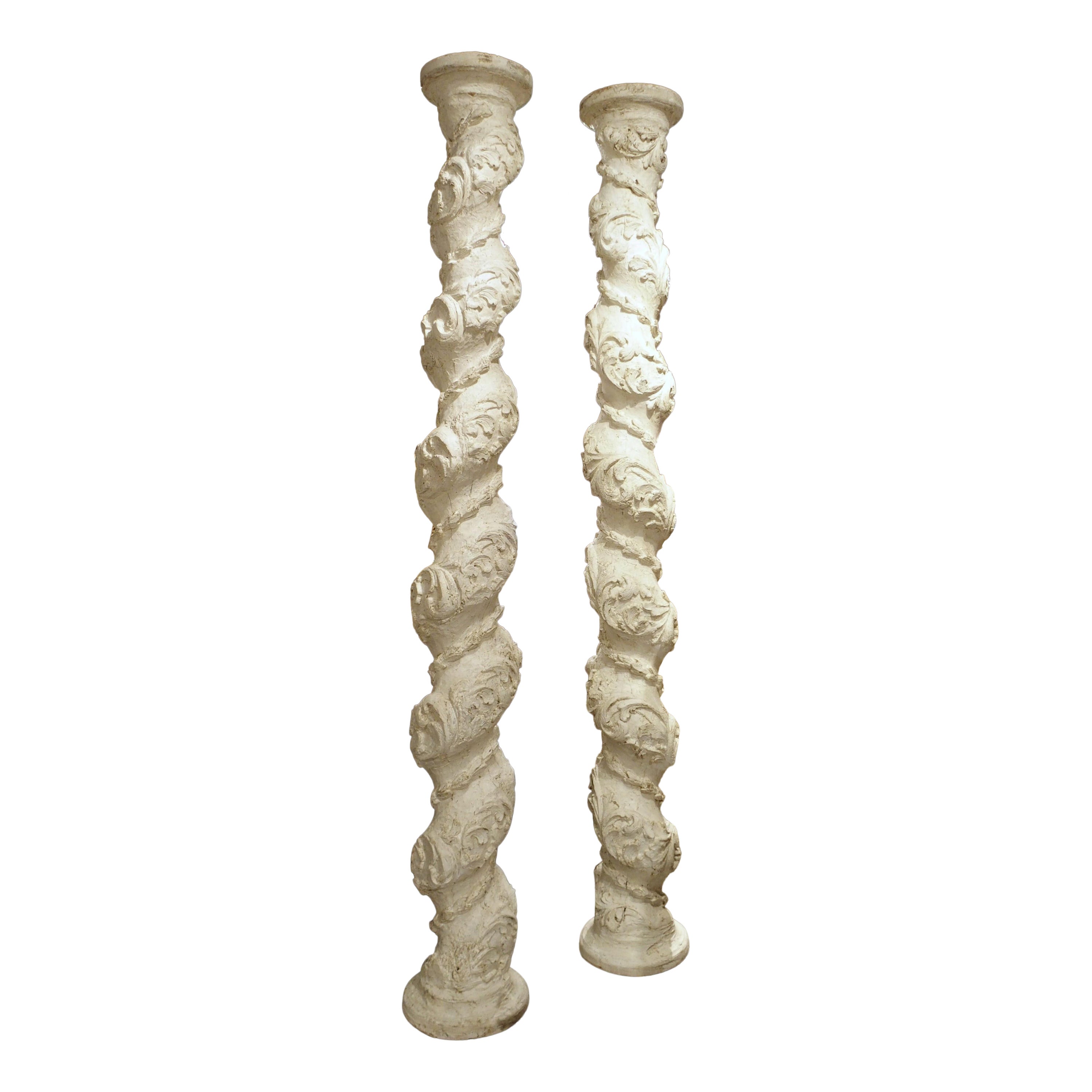 Paar weiß bemalte 110-Zoll große Salomonensäulen aus Italien aus dem 17. Jahrhundert, weiß lackiert im Angebot