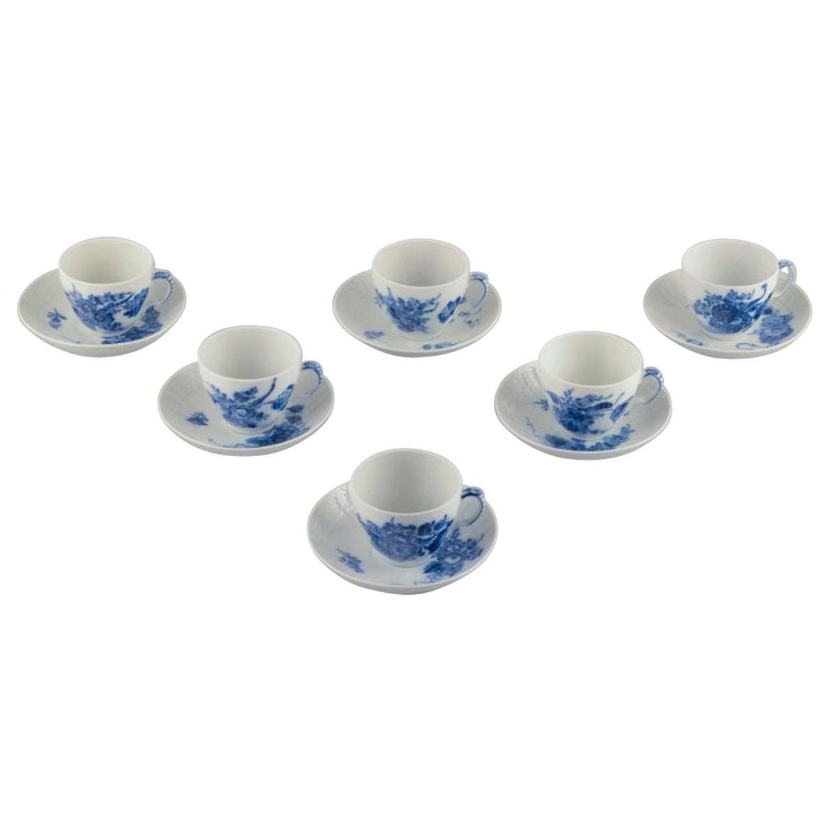 Blaue gebogene Royal Copenhagen-Blume. Sechs Kaffeebecher mit Untertassen aus Porzellan