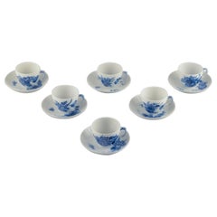 Blaue gebogene Royal Copenhagen-Blume. Sechs Kaffeebecher mit Untertassen aus Porzellan