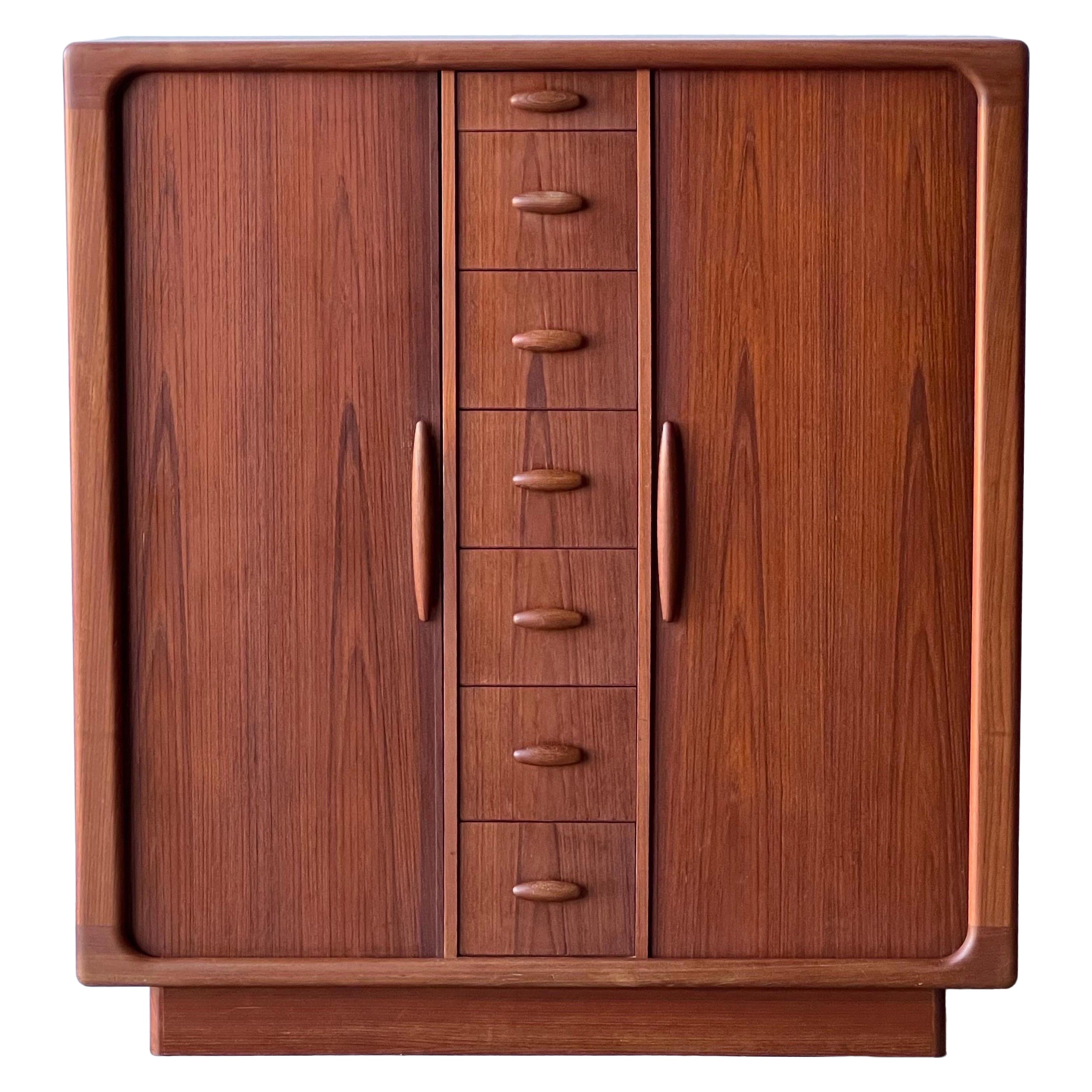 Armoire haute/armoire danoise Dyrlund en teck du milieu du siècle dernier 