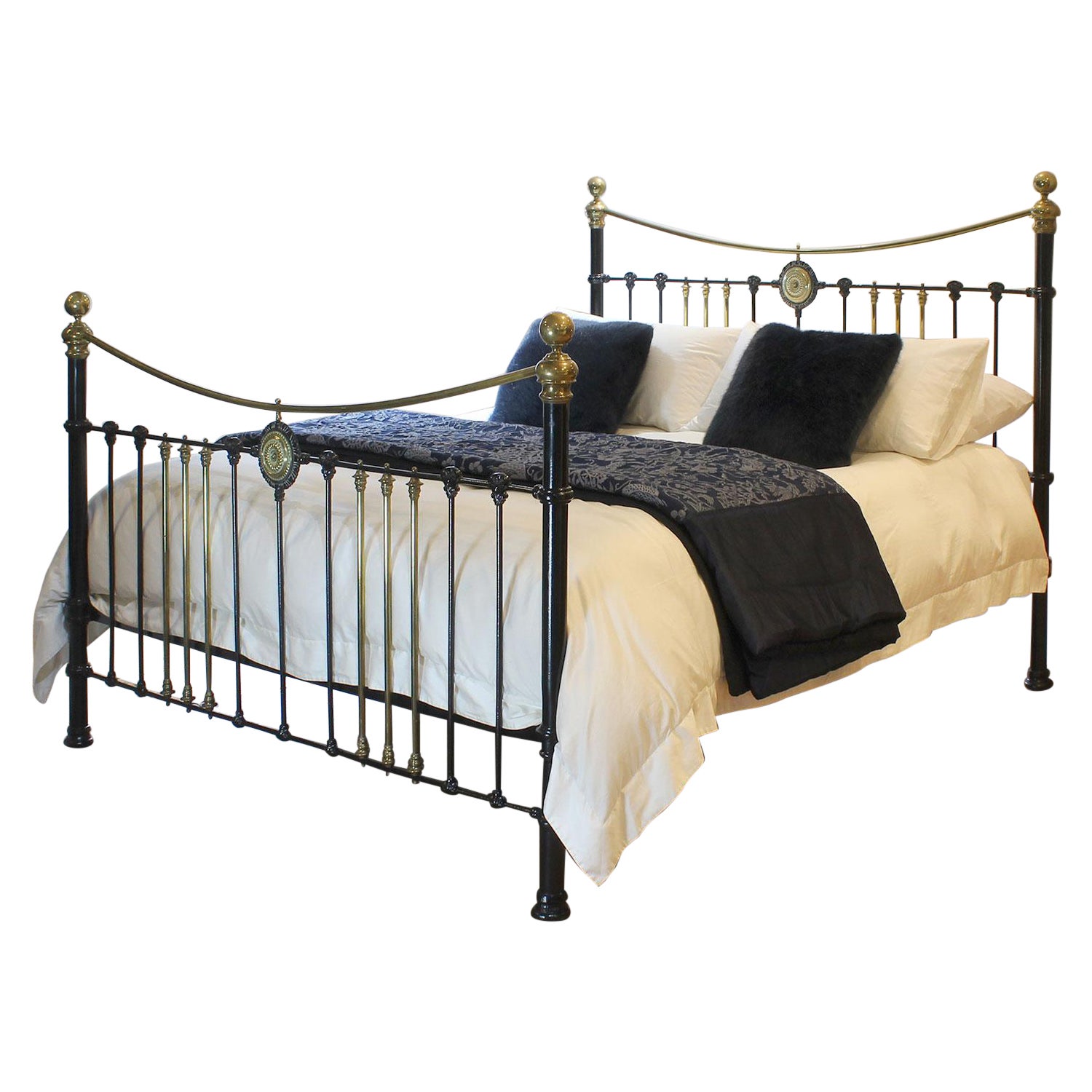 Extra Wide Brass and Iron Bed with Central Rosette, MSK81 For Sale