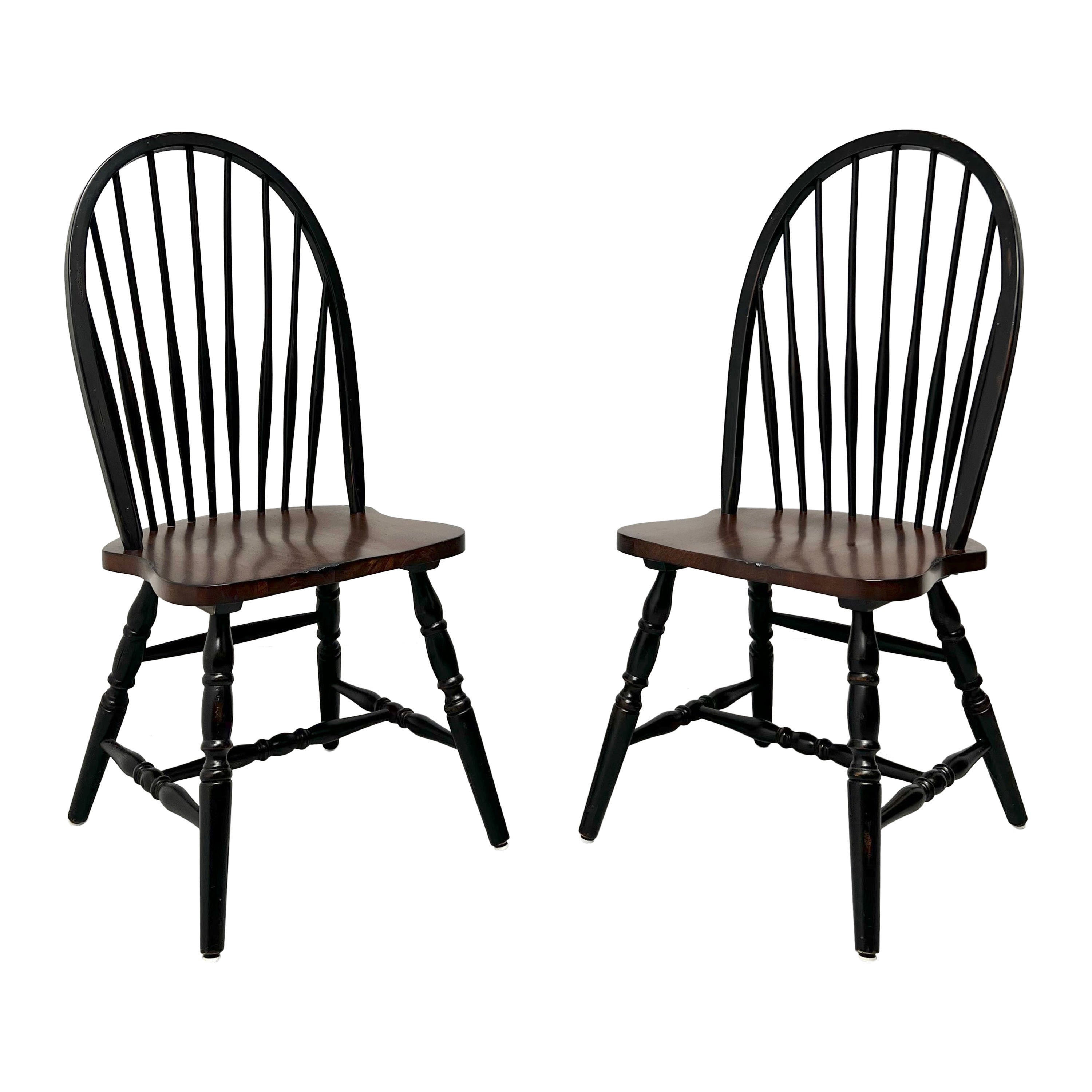 Schwarze Windsor-Beistellstühle im Used-Look des späten 20. Jahrhunderts – Paar