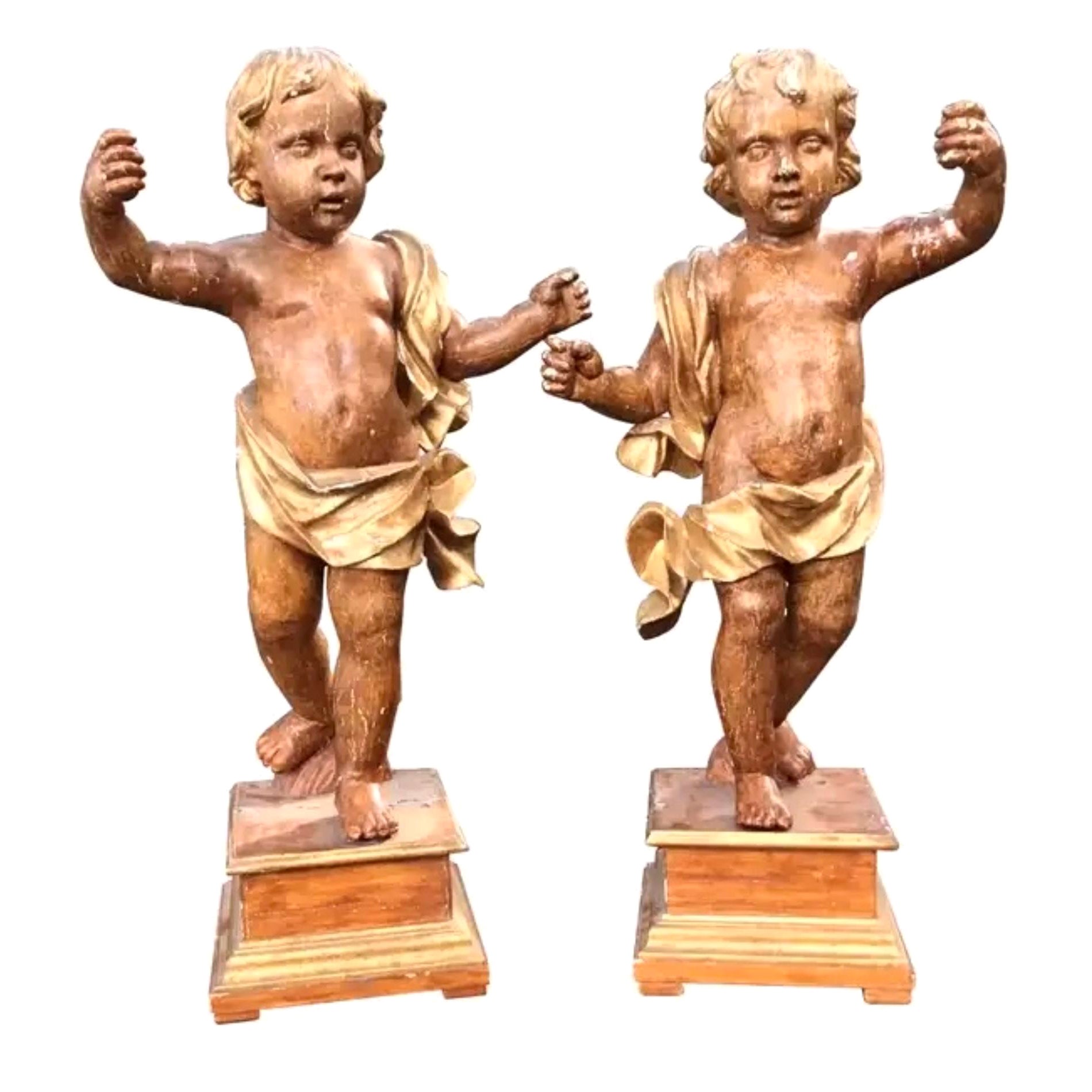 Grande paire d'angelots italiens polychromes et en bois doré du 18ème siècle  en vente