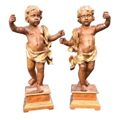 Großes Paar italienische Cherub-/Engel aus polychromem und vergoldetem Holz aus dem 18. Jahrhundert 